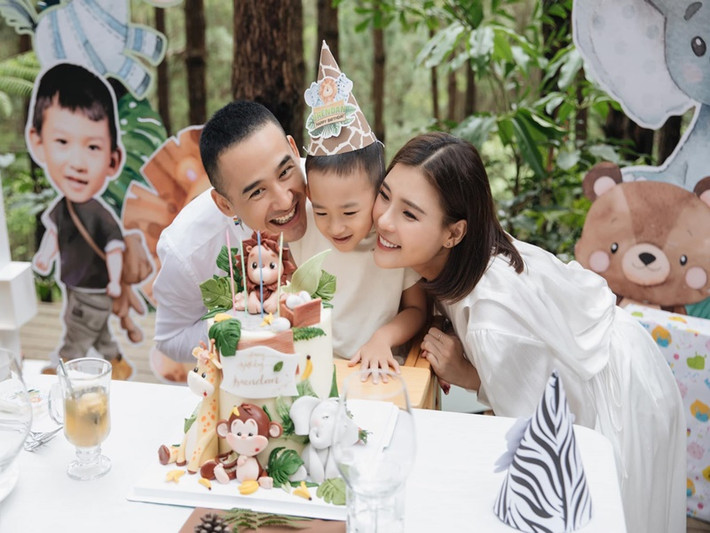 Cả gia đình Lương Thế Thành diện trang phục tông trắng.