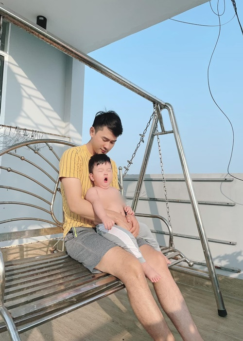 Quang Pháp là ông bố bỉm sữa chính hiệu. Anh tắm nắng cho con trai mỗi sáng, thay tã, cho con bú thuần thục.