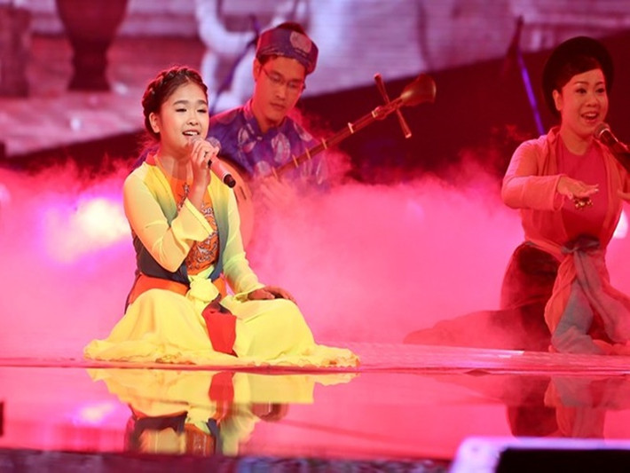 Trong chung kết Giọng hát Việt nhí, Thiện Nhân gây bất ngờ khi mang đến tiết mục hát chầu văn “Cô Đôi Thượng Ngàn”. Giữa chiếu chầu văn, giọng hát trong vắt, lanh lảnh của Thiện Nhân chinh phục hoàn toàn khán giả và các HLV. Trong phần song ca cùng HLV Cẩm Ly, Thiện Nhân một lần nữa tỏa sáng với liên khúc “Hình bóng quê nhà” - “Sầu đâu quê ngoại”. Kết quả, Thiện Nhân vượt qua Hoàng Anh, Thiên Nhâm để trở thành quán quân. Ảnh: BTC