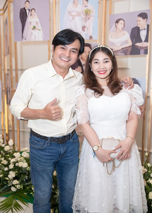 Vợ chồng Cao Minh Đạt sánh đôi dự đám cưới của Hồ Bích Trâm vào chiều tối ngày 19/6.