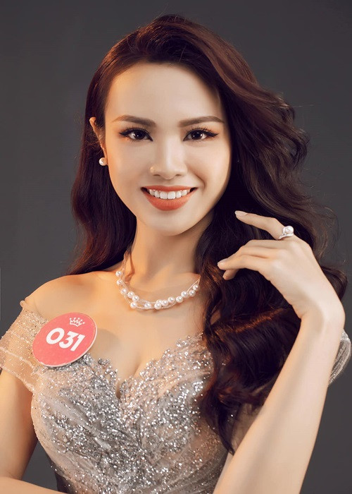 Thủy Tiên từng đăng quang Hoa khôi Ngoại thương 2018, lọt top 10 Hoa hậu Việt Nam 2018. Ảnh: FBNV