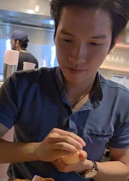 Hình ảnh Anh Duy đi làm thêm khi du học. Theo Mỹ Linh, con trai còn 10 năm nữa mới học xong ngành y. Ảnh: FBNV