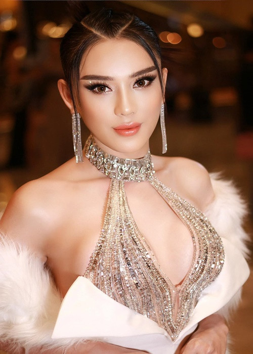 Trên trang cá nhân, Lâm Khánh Chi vừa chia sẻ loạt ảnh gợi cảm.