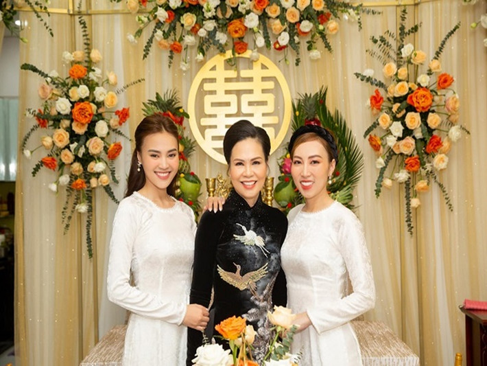 Lan Ngọc từng chia sẻ quá khứ nghèo khó của bố mẹ. "Thật ra ba tôi làm công chức nhà nước, làm công an thì chỉ có nhiêu đó tiền thôi, đem về đưa cho mẹ. Mẹ tôi cầm số tiền đó mở quán. Hồi xưa nhà nghèo lắm, khi sinh tôi ra, nhà nước cho bốc thăm được miếng đất ngay mặt tiền luôn, là cái nhà bây giờ. Hồi xưa làm gì có tiền, mẹ tôi lúc đầu lên Sài Gòn thì chỉ bán cóc, ổi, mía ghim ở chợ Bến Thành thôi. Ba thì đi làm trong nhà nước, tiền đâu ra mà có", cô nói. Ảnh: Dân Việt