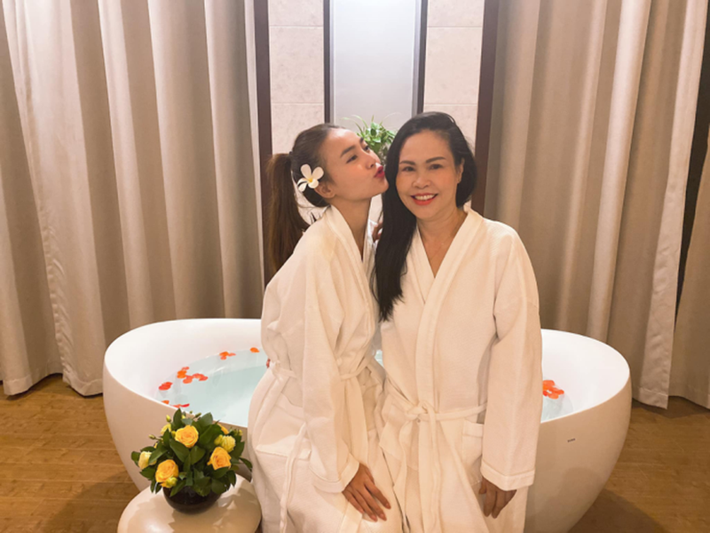 Lan Ngọc thừa hưởng nhiều nét đẹp của mẹ. Ảnh: FBNV