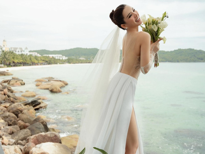Nữ ca sĩ khoe tối đa tấm lưng trần, vòng một. Ảnh: FBNV