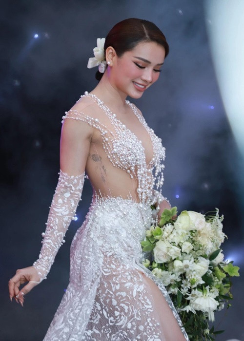 Mới đây, đăng ảnh mặc nội y đội voan cô dâu, Phương Trinh Jolie bị ném đá. Thực tế, đây không phải là lần đầu tiên phong cách thời trang của nữ ca sĩ gây ra những ý kiến trái chiều. Cách đây không lâu, váy cưới của Phương Trinh Jolie bị cho là quá hở bạo. Ảnh: Tiền Phong