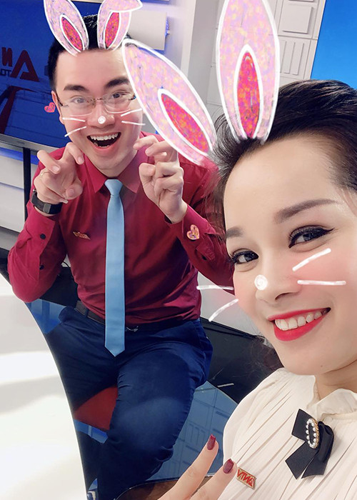 Minh Hương nhí nhảnh bên đồng nghiệp trên trường quay.
