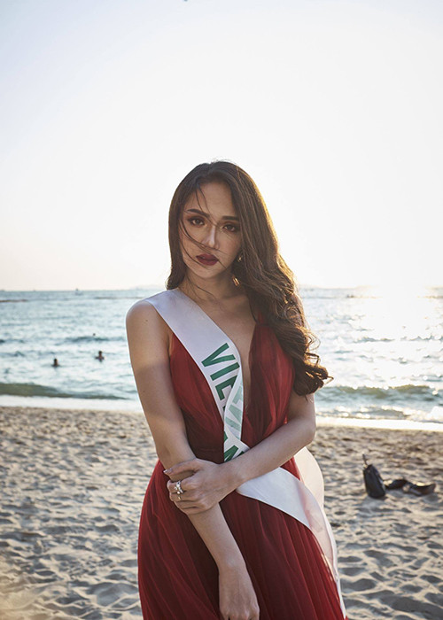Hương Giang Idol khiến người đối diện khó rời mắt bởi vẻ gợi cảm.