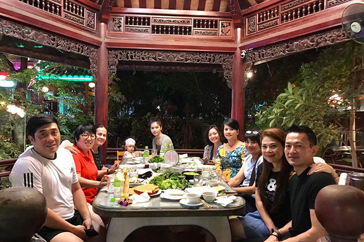 Cặp đôi tình tứ trong một buổi gặp gỡ bạn bè.