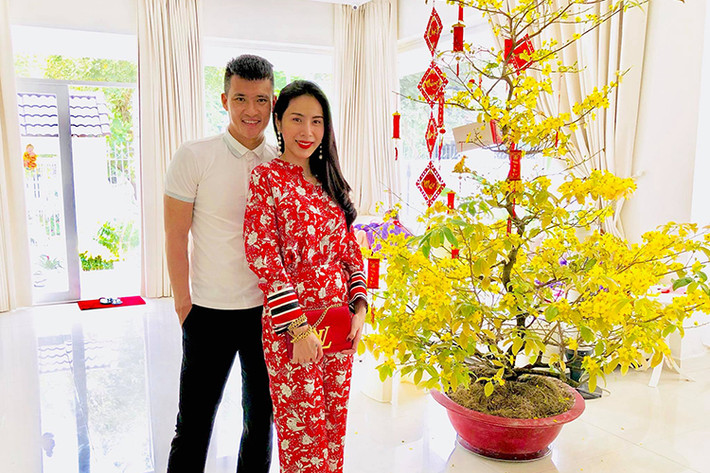 Thủy Tiên cũng là người vợ hiền dâu thảo nổi tiếng của làng giải trí Việt. Năm 2014, cô làm đám cưới với Công Vinh.