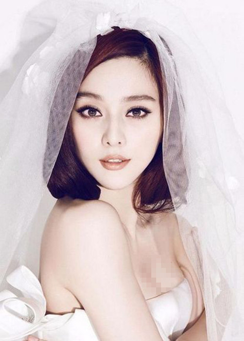 Hình ảnh của Phạm Băng Băng trong thiết kế váy cưới gợi cảm khiến fans ngất ngây. Ảnh: Elle