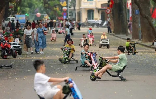 Các em nhỏ vui chơi ở phố đi bộ Hồ Gươm. (Ảnh: Thanh Tùng/TTXVN)