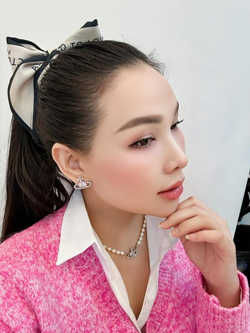 Sang Đức đoàn tụ bạn trai, người mẫu Quỳnh Thư khoe tin vui được cầu hôn, mang bầu.