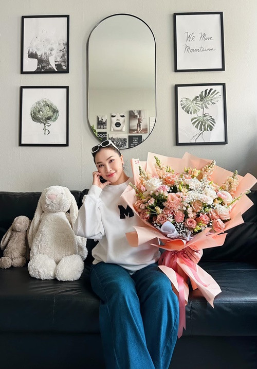 Quỳnh Thư khoe được chồng sắp cưới tặng quà vào mỗi tháng. "Cứ thai nhi trong bụng bước sang 1 tháng mới là được nhận quà chúc mẹ tròn con vuông từ ba của bé", nữ người mẫu chia sẻ.