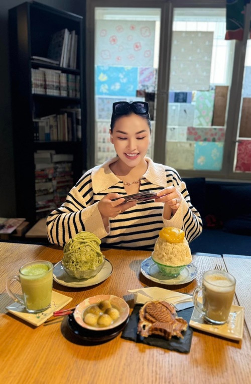 Cách đây không lâu, Quỳnh Thư bức xúc trước tin đồn dựng chuyện được bạn trai cầu hôn và định cư ở Đức để tìm một người làm bố cho con. Người đẹp khẳng định loạt tin đồn là vu khống, sai sự thật, làm ảnh hưởng đến danh dự và nhân phẩm của cô.