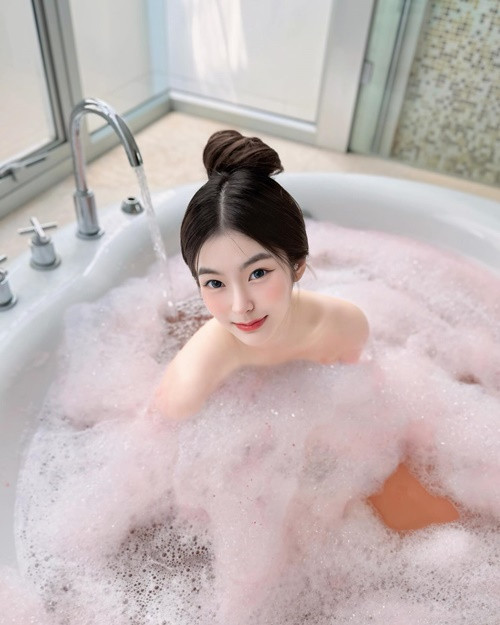 Sanruthai SaeMeng được mệnh danh là "hot girl bồn tắm" bởi cô nàng thường xuyên đăng tải hình ảnh lúc tắm bồn.