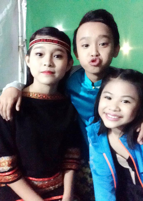 Hồ Văn Cường thường theo mẹ nuôi đi biểu diễn mỗi dịp cuối tuần hay khi nghỉ học. Trong ảnh, cậu nhóc chu môi tạo dáng ở hậu trường một đêm diễn. Ảnh: FBNV