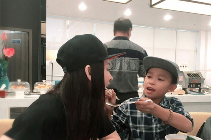 Quán quân Thần tượng Âm nhạc Việt Nam nhí 2016 đang sống chung nhà với mẹ nuôi Phi Nhung kể từ khi lên Sài Gòn. Ảnh: FBNV
