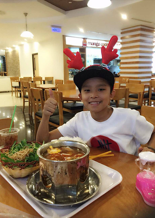 Được biết, ngay sau khi đăng quang, giọng ca sinh năm 2003 đã chuyển từ Tiền Giang lên TP HCM sống và học tập dưới sự giúp đỡ của ca sĩ Phi Nhung. Ảnh: FBNV