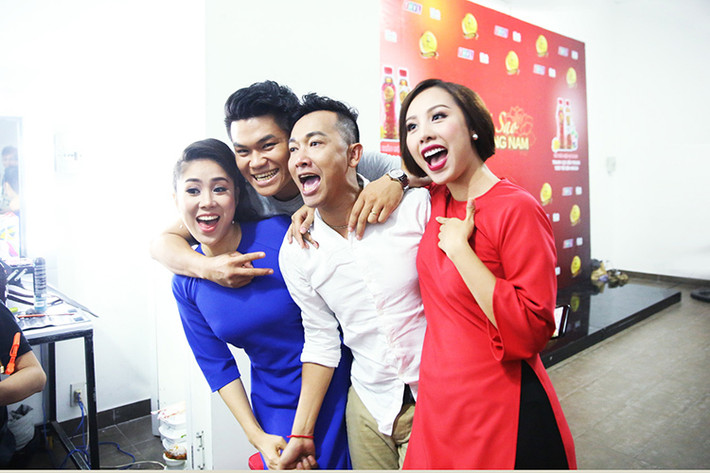 Ở hậu trường buổi ghi hình, đôi uyên ương chụp ảnh nhí nhảnh bên 2 thành viên khác trong đội Mộc của mình là MC Đỗ Phương và biên đạo Nam Long.