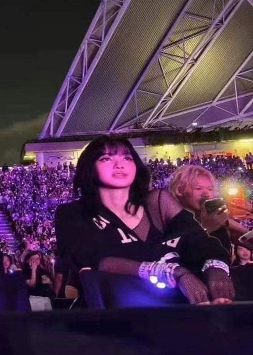 Các nghệ sĩ quốc tế cũng xem concert Taylor Swift. Lisa (BlackPink) là một trong số đó. Ảnh: Tiền Phong.