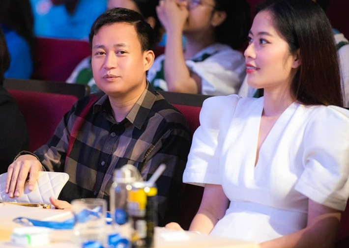 Nam Em và Hữu Cường công khai hẹn hò vào tháng 11/2023. Chỉ vừa mới thừa nhận mối quan hệ với nàng hoa khôi, Hữu Cường vướng tin đồn từng 2 lần ly hôn, có 3 người con, nợ nần. Ảnh: FBNV.