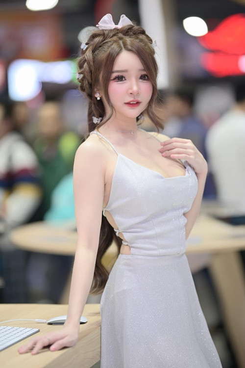 Gương mặt của cô nàng đã qua dao kéo.