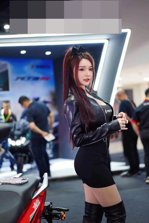 Thanisorn sở hữu thân hình bốc lửa cùng gương mặt như búp bê.
