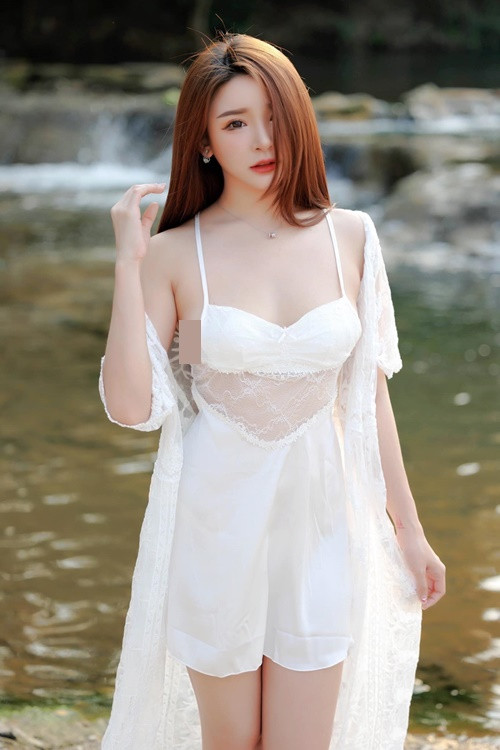 Loạt ảnh hot girl Thanisorn Yap đi tắm suối gây xôn xao cộng đồng mạng khi được người trong cuộc đăng tải.