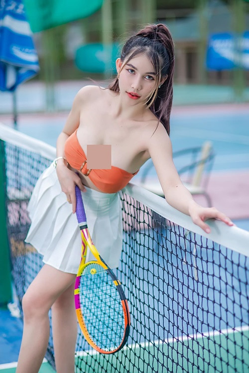 Aun Aunsiya còn cố ý tạo dáng khoe "đôi gò bồng đảo".