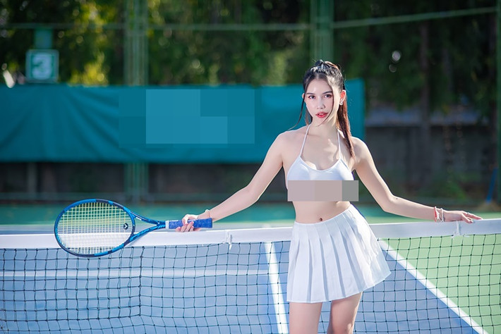 Xuất hiện trên "sân chơi quý tộc", cô nàng diện croptop hở chân ngực cùng chiếc váy ngắn.