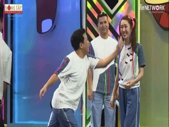 Trong tập mới nhất của chương trình 7 nụ cười xuân, Trường Giang yêu cầu Thúy Ngân diễn tiểu phẩm cùng Quang Tuấn. Do bị Võ Tấn Phát trêu ghẹo, Thúy Ngân bật cười, không nhập vai. Ngay lập tức, Trường Giang đánh vào má của Thúy Ngân. Hành động của Trường Giang gây ra ý kiến trái chiều. Ảnh: Thương Hiệu và Pháp Luật.