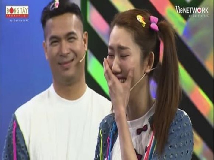 Nhiều người cho rằng Trường Giang có hành động quá tay với Thúy Ngân. Về phần mình, Thúy Ngân chia sẻ: “Mấy anh em tụi Ngân hay giỡn vậy thôi chứ thương nhau lắm, không có ác ý gì đâu”. Ảnh: Thương Hiệu và Pháp Luật.