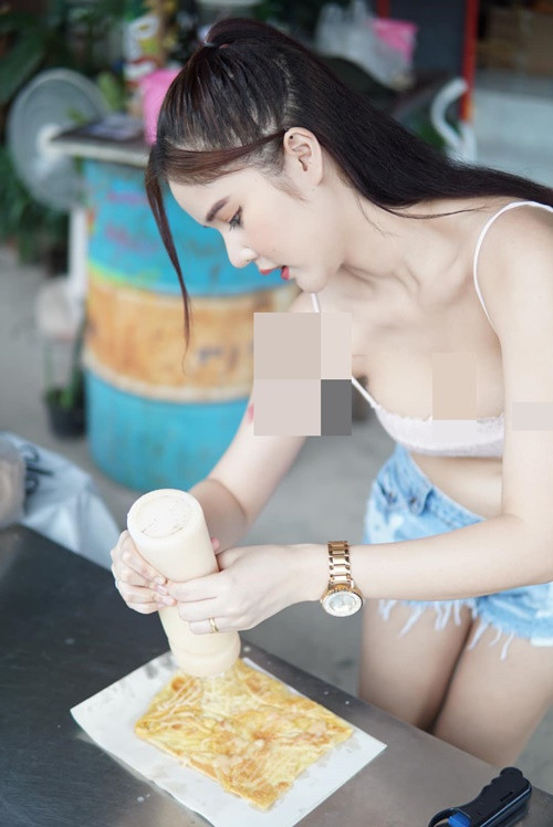 Trước đó, không ít lần, Aon Supitsara đăng tải hình ảnh mặc gợi cảm khi nấu nướng.