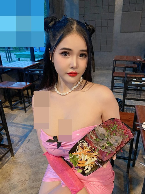 Váy ngắn cúp ngực là trang phục yêu thích của Aon Supitsara.