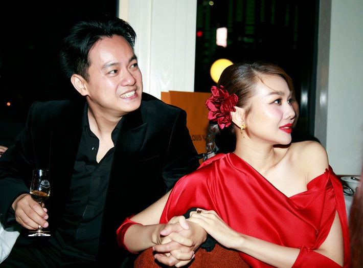 Vị nhạc trưởng không ngại ở nhà đợi mở cửa, rót nước giúp vợ mỗi khi vợ đi làm về.