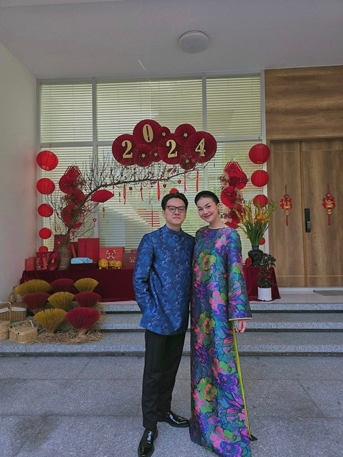 Đôi uyên ương diện áo dài, đón Tết Nguyên đán đầu tiên sau khi về chung một nhà.