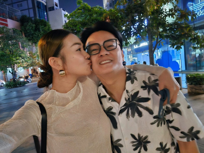 Siêu mẫu Thanh Hằng và nhạc trưởng Trần Nhật Minh kết hôn vào tháng 10/2023. Cặp đôi hiện vẫn tận hưởng cuộc sống vợ chồng son.
