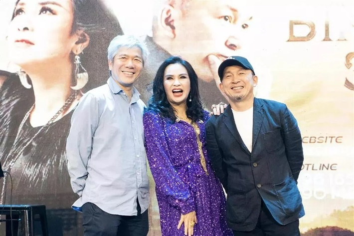 Quốc Trung cũng có mối quan hệ tốt đẹp với bác sĩ Bùi Tiến Hùng - chồng chưa cưới của Thanh Lam. Trong cuộc phỏng vấn, bác sĩ Bùi Tiến Hùng chia sẻ: “Quốc Trung thậm chí còn mời tôi về nhà dùng bữa nhé! Nói chuyện hợp là khác. Quốc Trung hay mà! Cảm nhận thôi nhé, tôi đồ rằng trong những người đàn ông từng yêu Thanh Lam, chắc chắn Quốc Trung là người thương Thanh Lam nhiều nhất. Khi đàn ông biết lo cho mình, là họ thương mình lắm đấy”. Ảnh: FBNV.