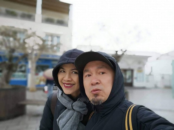 "Cô ấy luôn có mặt trong những đêm nhạc của tôi, bình thản nhìn tôi và anh Trung thăng hoa trong âm nhạc. Không ít lần từ trên sân khấu, tôi đã nhìn thấy Lan vỗ tay hết mình và say mê nghe tôi hát. Không ít lần, tôi đã cảm thấy rất xúc động vì hình ảnh đó, vì nó thật đẹp. Hay cái cách Lan thay tôi chăm sóc bọn trẻ trong từng động tác nhỏ, cũng như cách các con tôi quý mến Lan. Nếu thiếu đi những hành xử văn minh ấy từ phía Lan và bàn tay chăm sóc của Lan với các con tôi, chắc chắn tôi và anh Trung đã không thể cùng nhau làm được nhiều điều như thế trong âm nhạc, cả khi không còn sống cùng nhà", Thanh Lam nói về nửa kia của chồng cũ. Ảnh: FBNV.