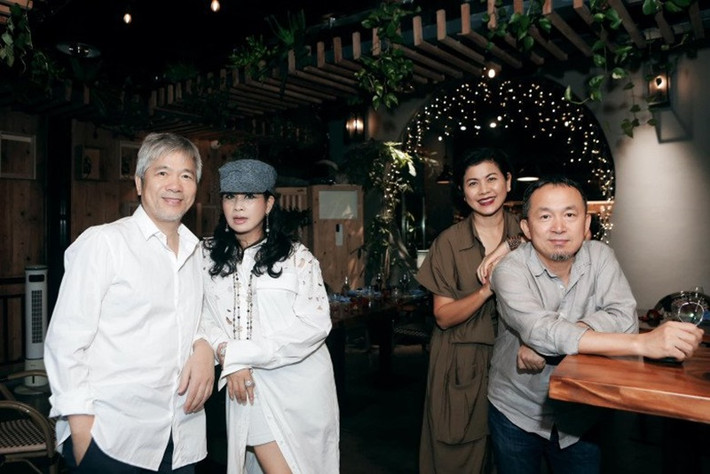 Thanh Lam và bác sĩ Bùi Tiến Hùng, Quốc Trung và nửa kia từng chụp ảnh chung trong sinh nhật của Thiện Thanh. Ảnh: Người Đưa Tin.