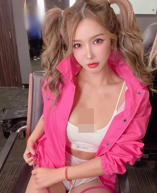 Gatita Yan đang hẹn hò. Không giống nhiều hot girl, cô nàng thoải mái chia sẻ hình ảnh bên bạn trai.