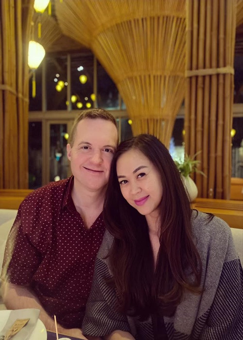 Ngọc Nga kết hôn lần đầu với một biên đạo múa. Sau khi ly hôn, cô gặp và yêu doanh nhân người Australia tên Lindsay.