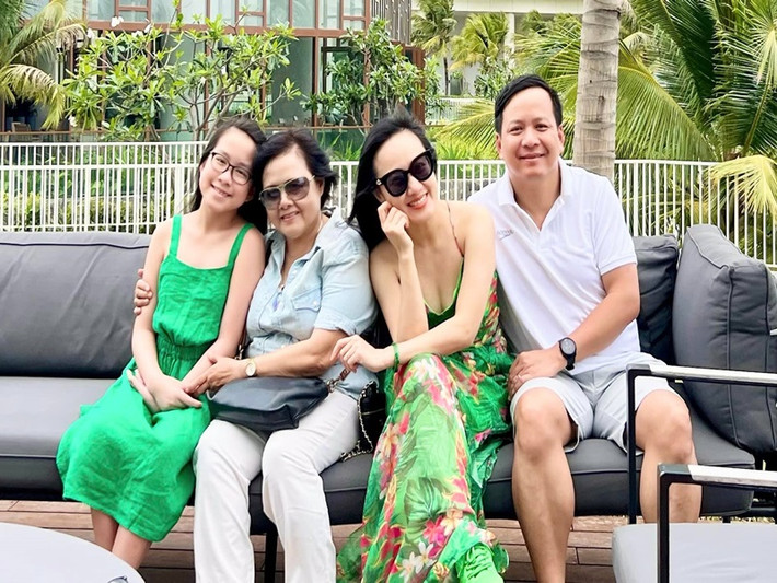 Trên trang cá nhân, BTV Hoài Anh đăng tải hình ảnh bên ông xã và con gái.