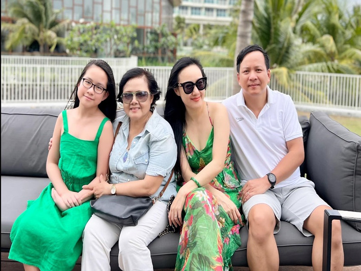 Khoảnh khắc tình tứ của vợ chồng Hoài Anh nhanh chóng gây chú ý.