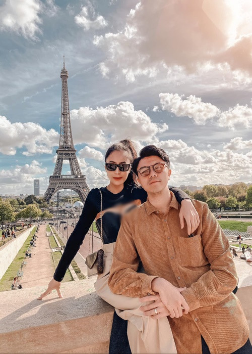 Nữ ca sĩ chụp ảnh cùng ông xã tại Pháp. Ảnh: Instagram
