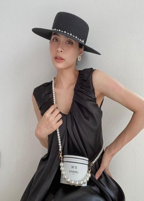 Bà mẹ hai con sở hữu bộ sưu tập túi xách thuộc nhiều thương hiệu cao cấp. Ảnh: Instagram