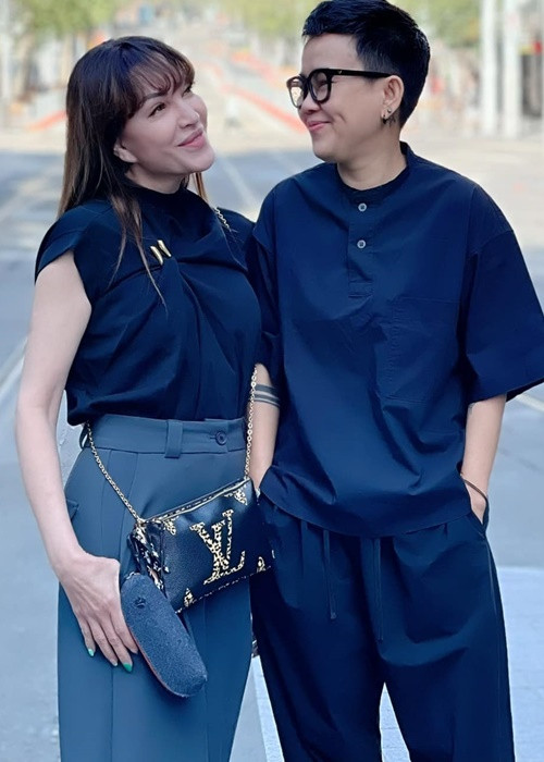 Trên trang cá nhân, ca sĩ Thanh Hà khoe ảnh bên nhạc sĩ Phương Uyên. Nhan sắc của Thanh Hà nhanh chóng gây chú ý. Không ít khán giả khen ngợi cô trẻ trung hơn so nhiều với tuổi 53. Ảnh: FBNV
