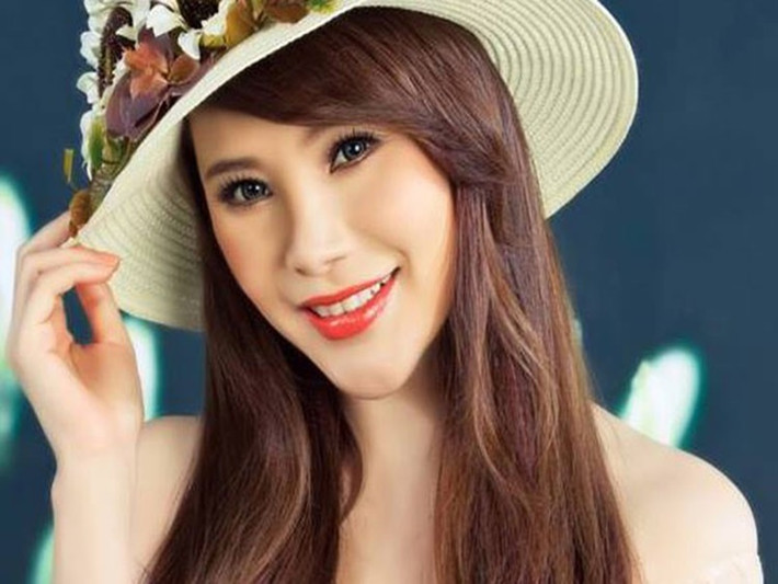 Năm 2004, Hồ Quỳnh Hương tham gia Liên hoan âm nhạc quốc tế mùa xuân Bình Nhưỡng và mang về cúp vàng. Nữ ca sĩ đến từ Quảng Ninh còn từng đoạt huy chương vàng Giọng hát hay chuyên nghiệp toàn quốc năm 2005, huy chương vàng Hội diễn nghệ thuật chuyên nghiệp toàn quốc. Ảnh: FBNV
